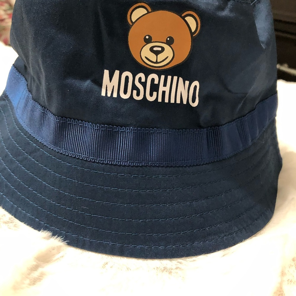 Boys bucket hat, worn a couple of times. Almost new well taken care of.